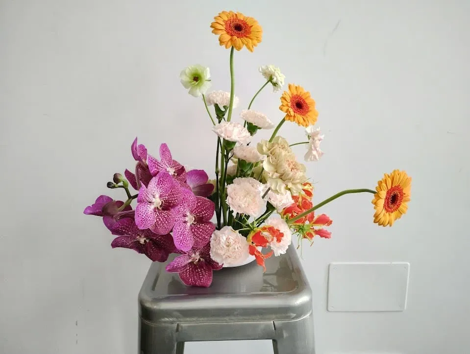 Jarrón de Orquídeas y Claveles