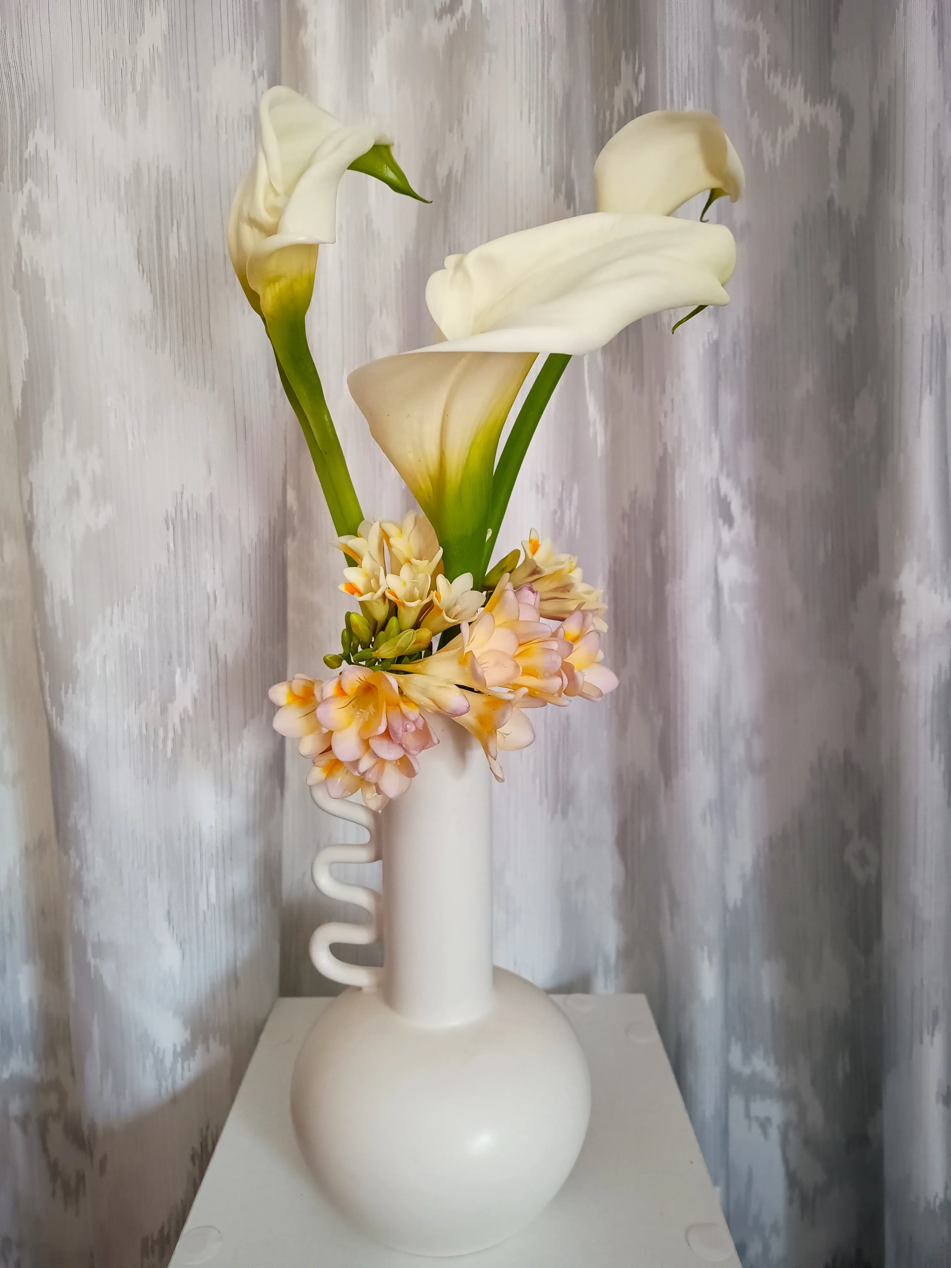 Arreglo de lirios y fresias