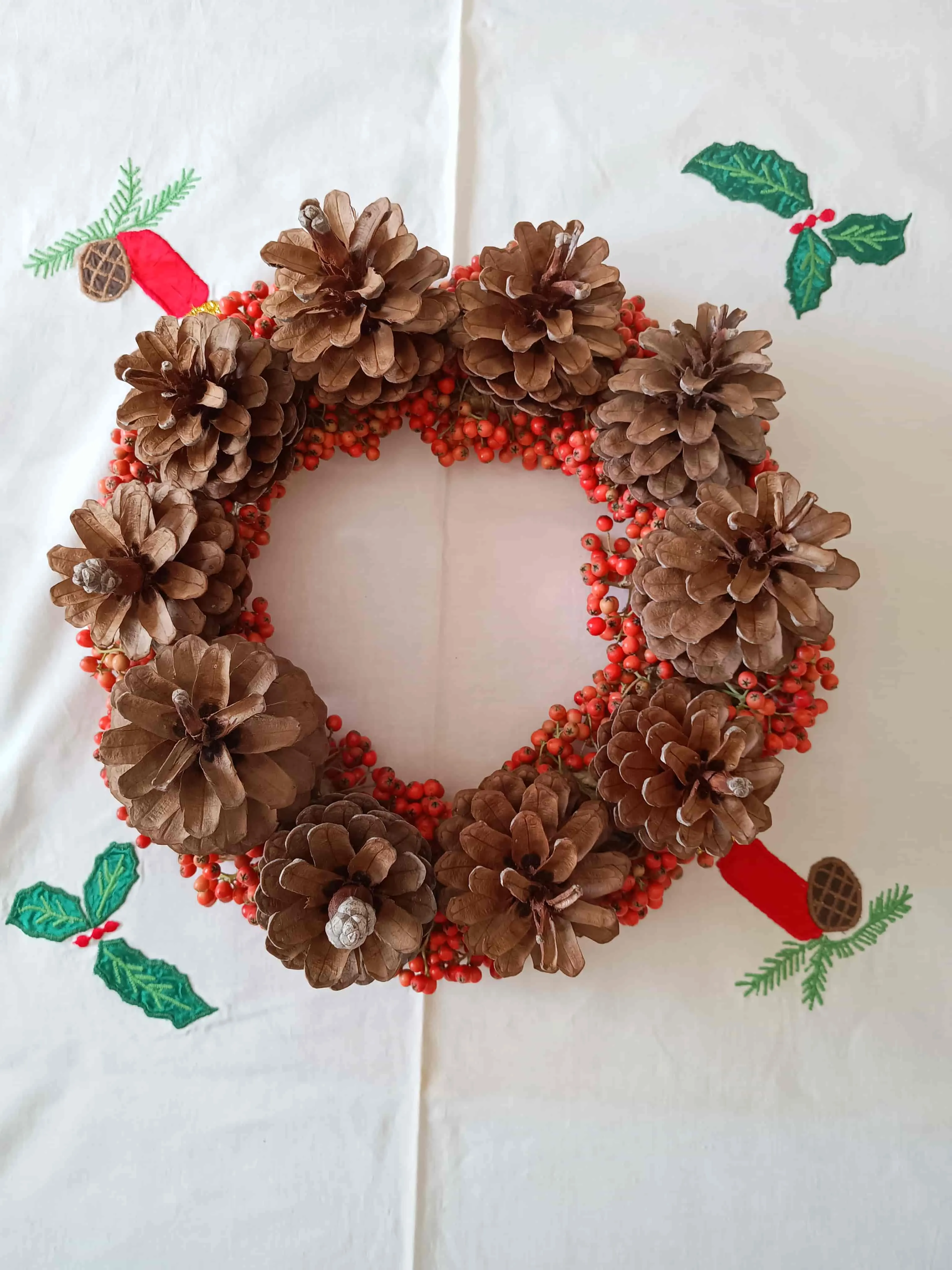 Corona de piñas y bayas