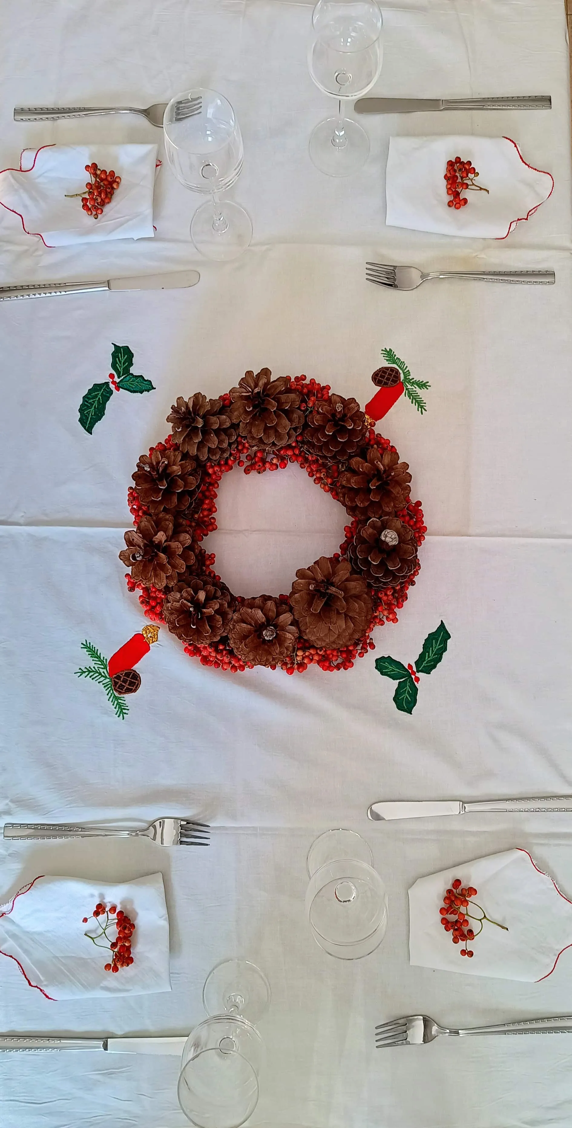 Mesa con Corona de piñas y bayas