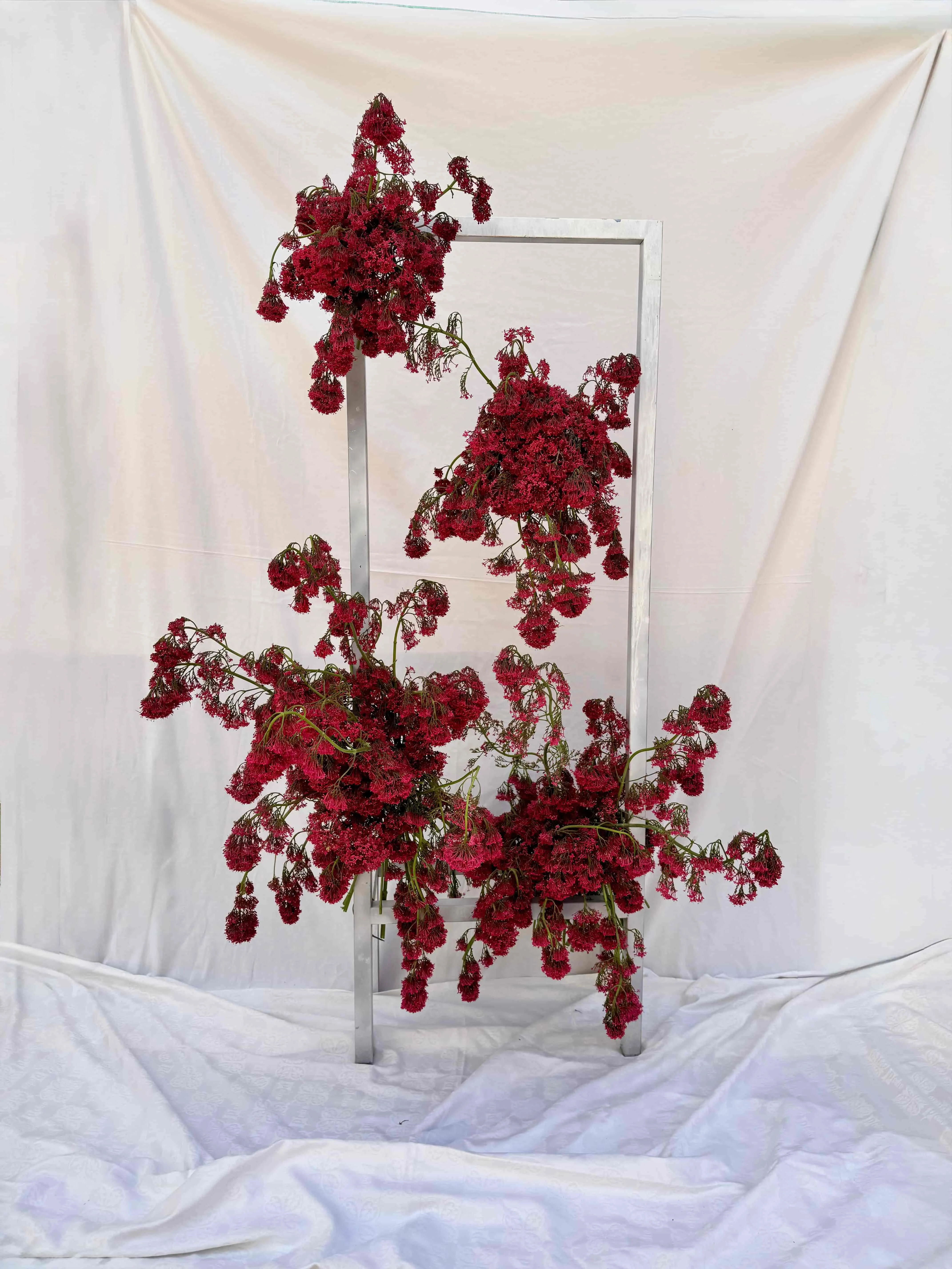 Instalación de flores colgantes