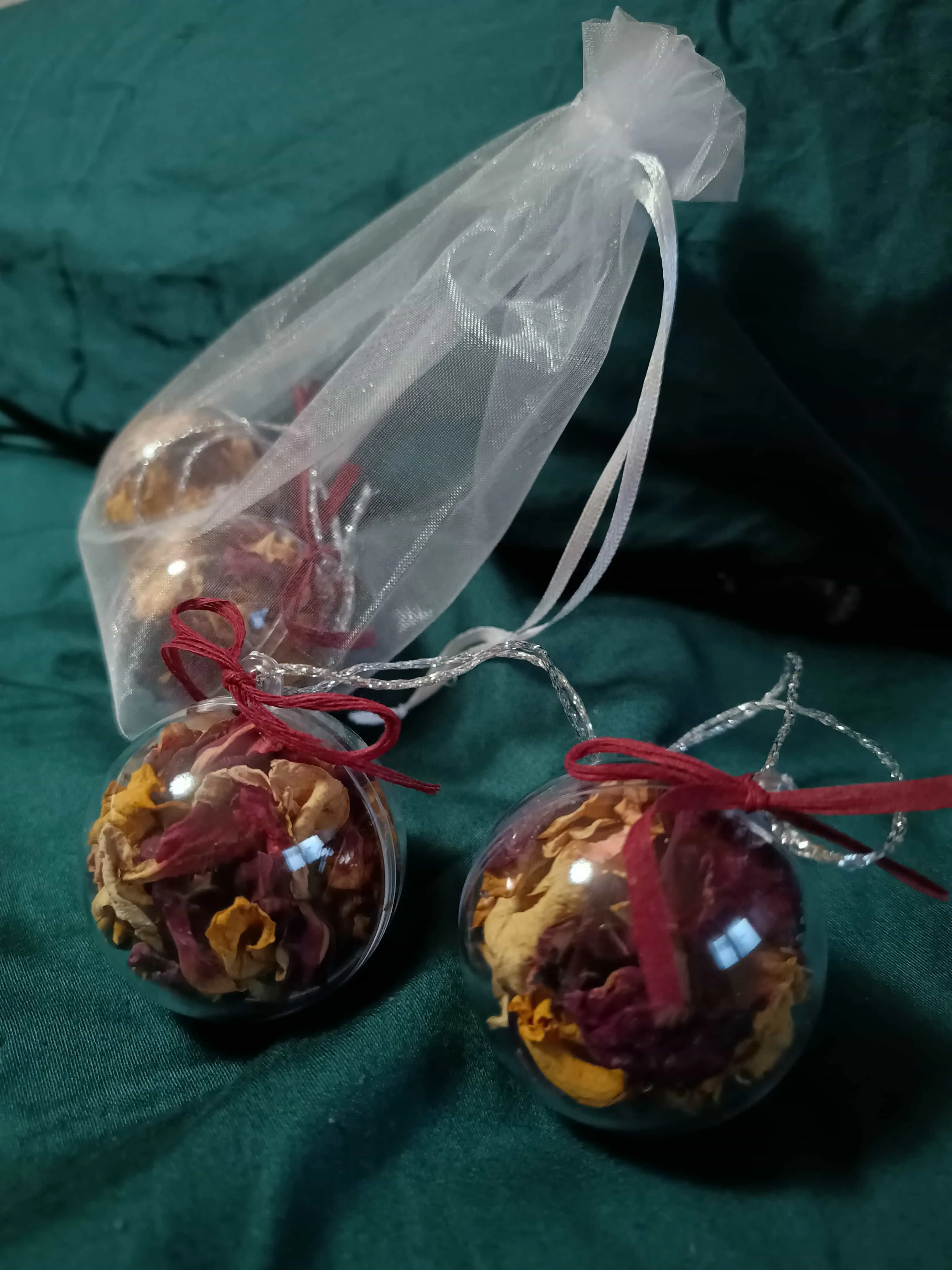 Bola de Navidad rellena de pétalos secos