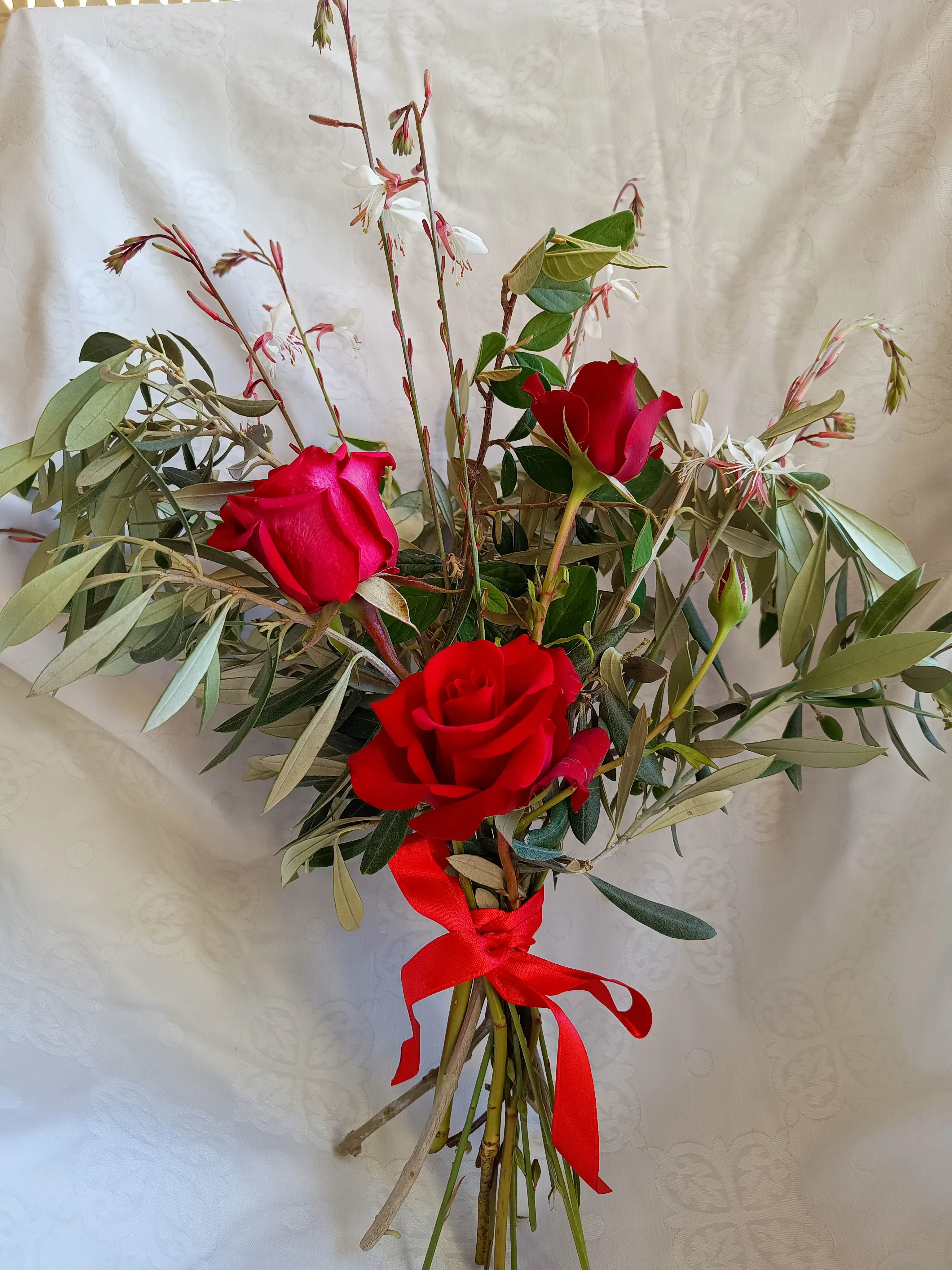 Ramo de rosas y olivo