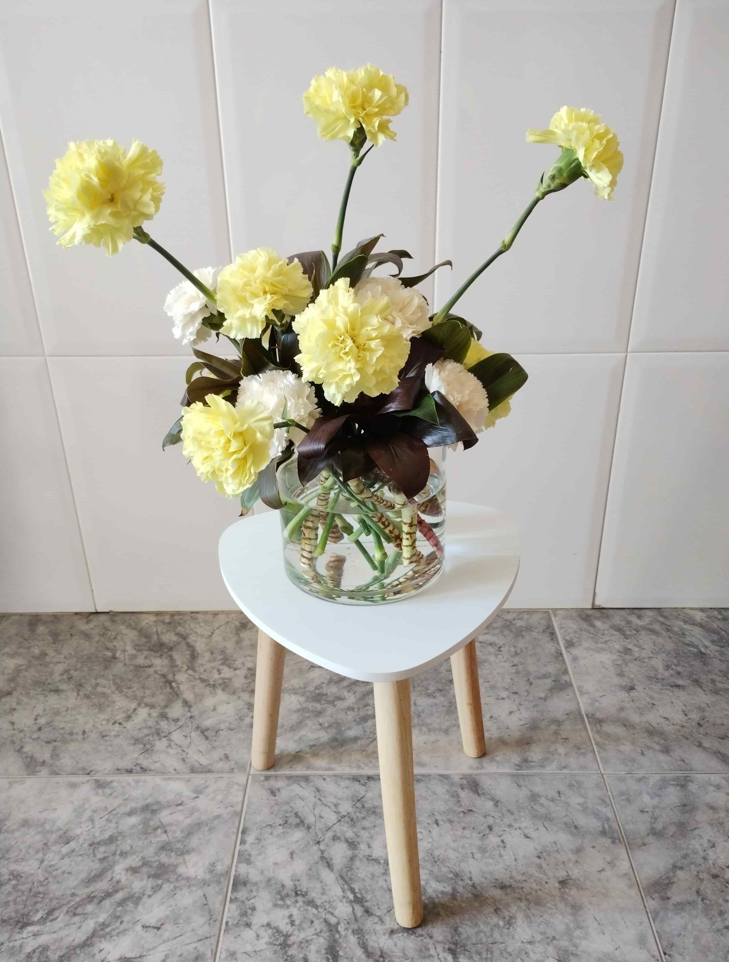 Jarrón de Claveles Amarillos