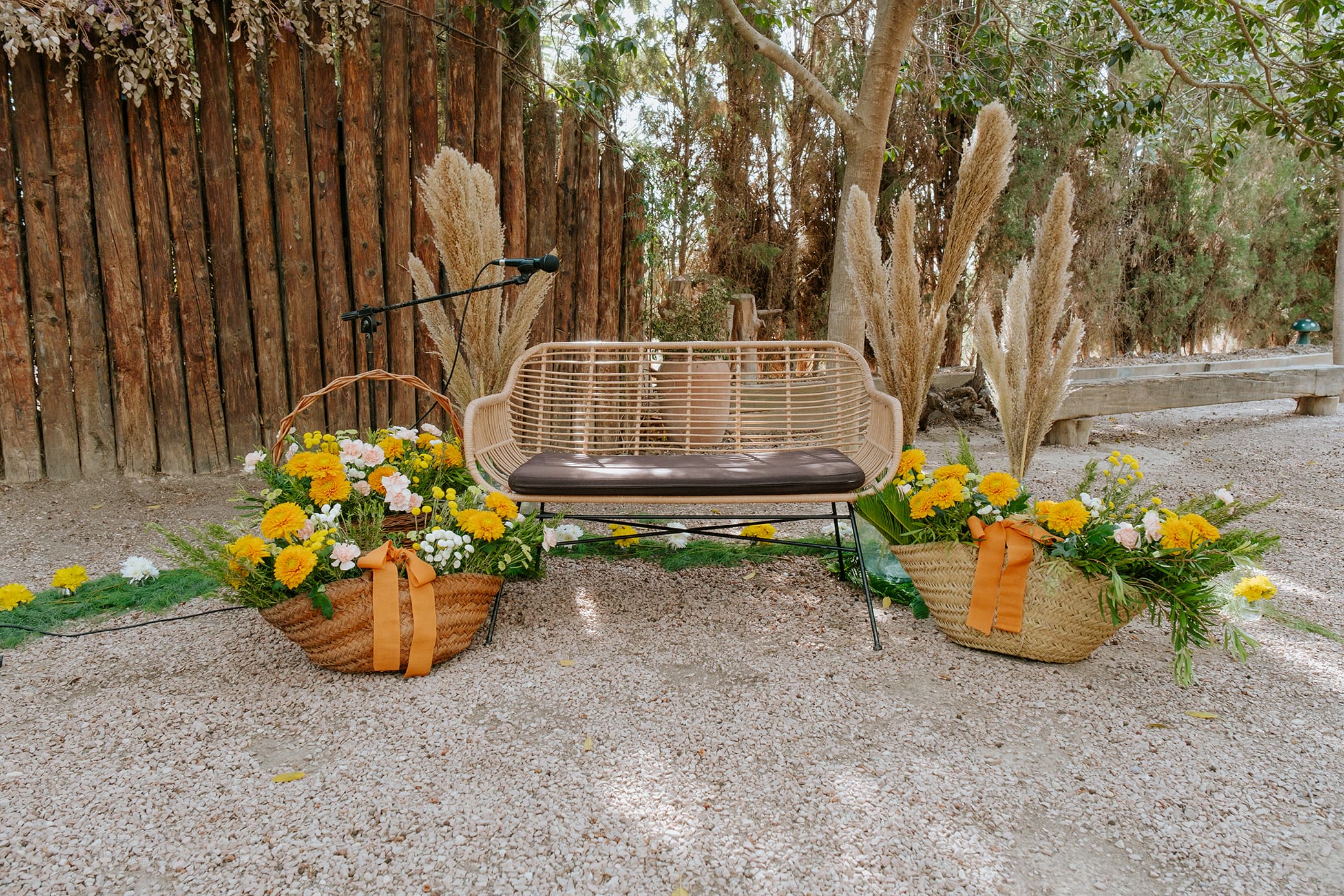 Sofá decorado con flores