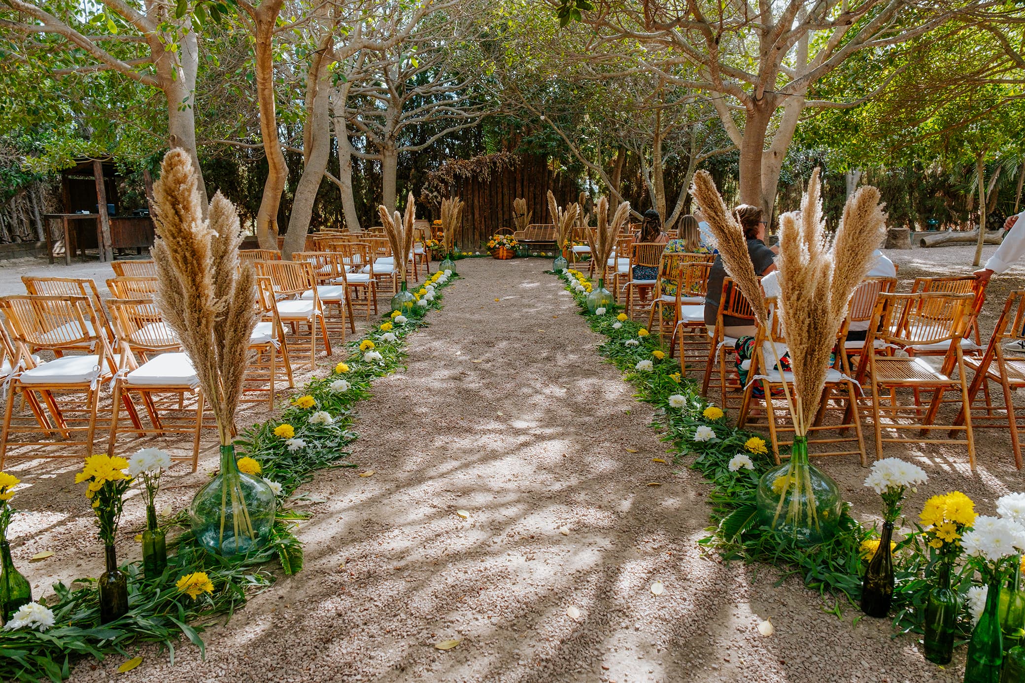 Pasillo decorado con flores