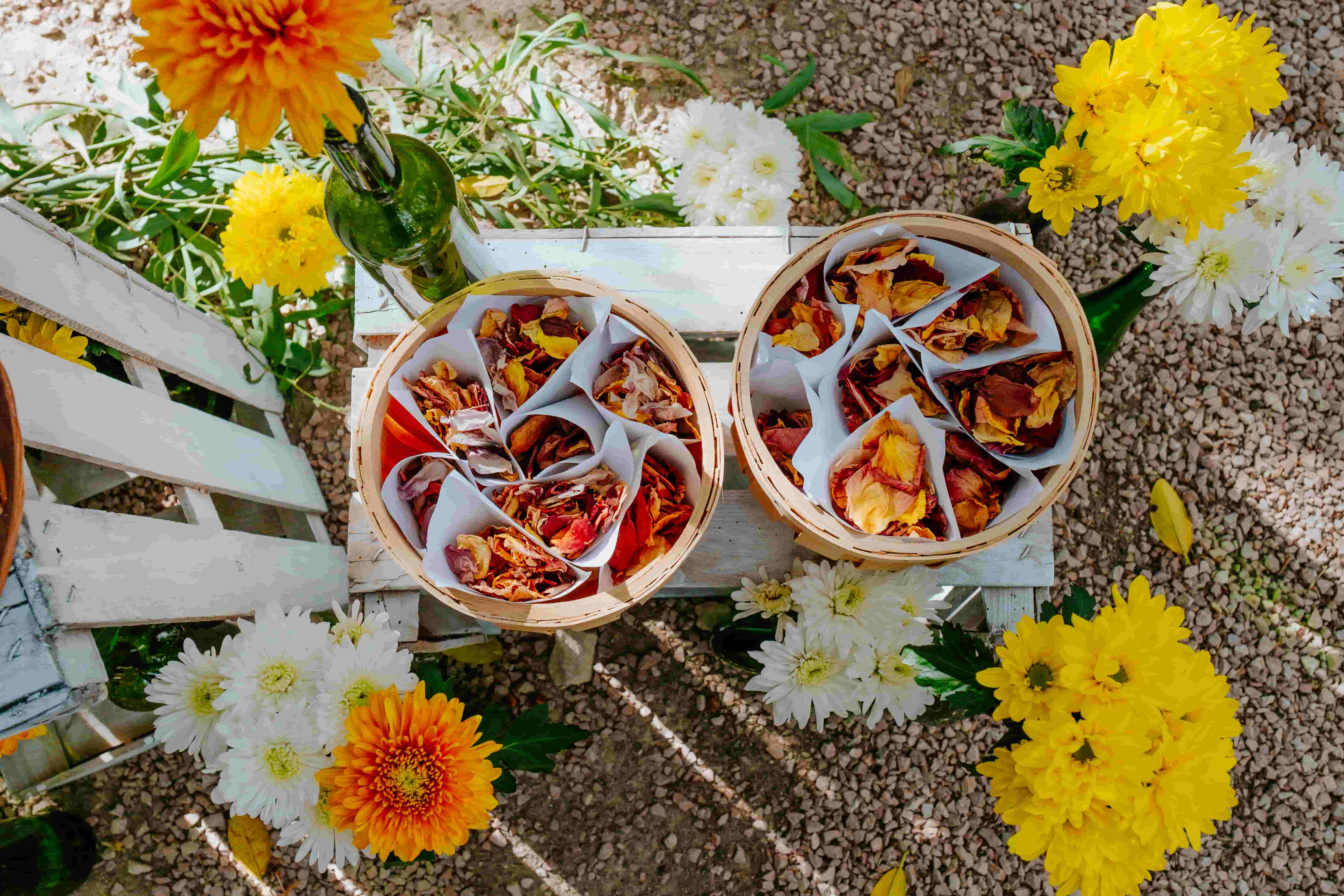 Cesta de pétalos secos