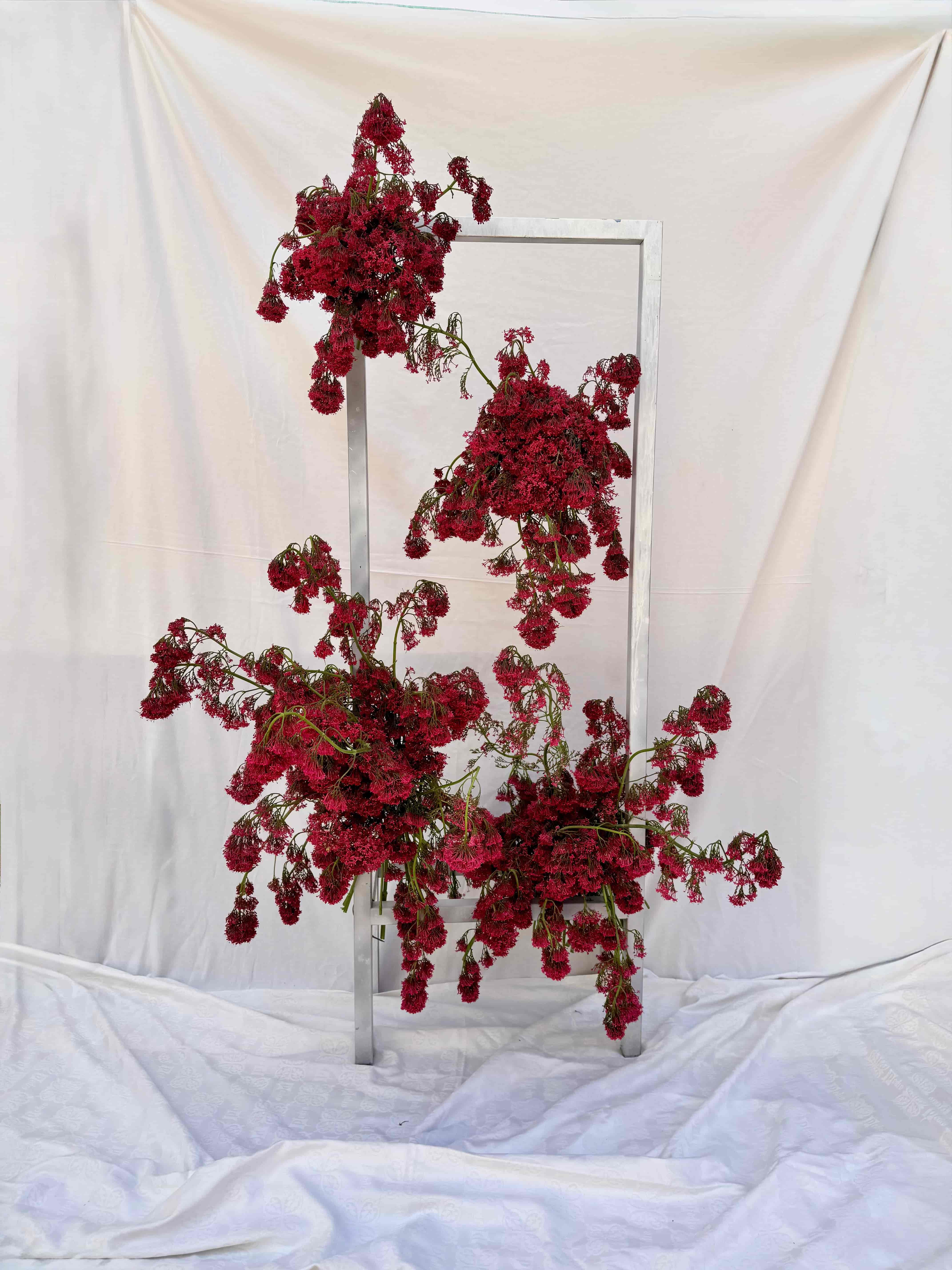 Instalación de flores colgantes